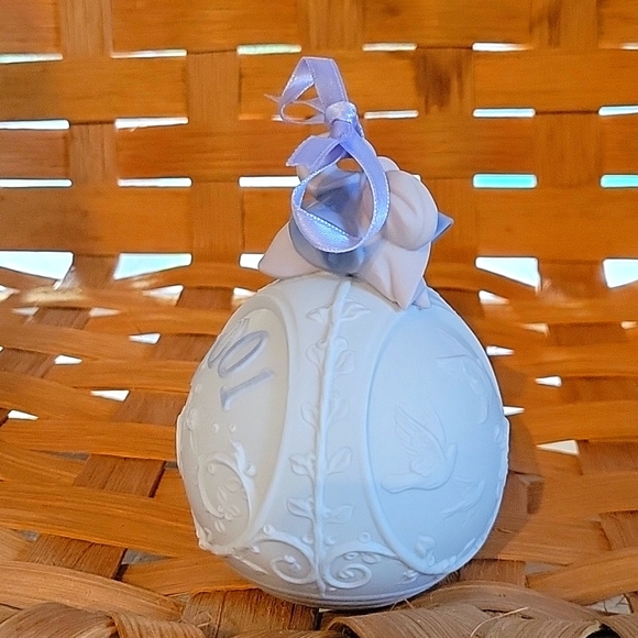 2001 LLADRO CHRISTMAS BALL - Picture 2 of 7